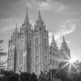 Novak-Katalin-koztarsasagi-elnok-(jobbra)-az-Elso-Elnokseg-tagjaival-es-Az-Utolso-Napi-Szentek-Jezus-Krisztus-Egyhaza-mas-vezetoivel-talalkozik-2023.-szeptember-26-an-Salt-Lake-Cityben.-A-beszelgetes-soran-szo-esett-a-leendo-magyarorszagi-templomrol-is