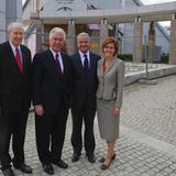 Uchtdorf elnök Kearon elderrel és nővérrel a németországi Frankfurt Templomnál