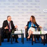Andersen elder Turkson bíborossal, Snyder kanonokkal és Dr. Frank-Jürgen Richter-rel, a Horasis elnökével 