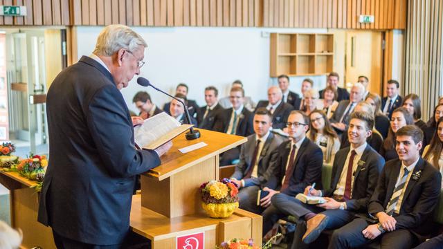 M. Russel Ballard elder az Alpok Német Nyelvű Misszióban szolgáló teljes idejű misszionáriusokhoz beszél.