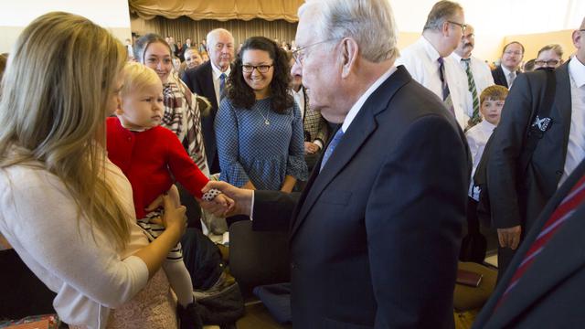Ballard elder német egyháztagokkal a stuttgart-i cövekkonferencián.