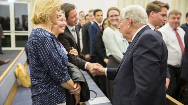 Ballard elder kezet fog a németországi szentekkel a számukra rendezett esti beszélgetés után.