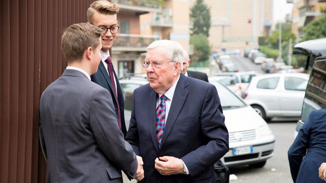 Az apostol teljes idejű misszionáriusokkal az Olaszország Róma Misszió konferenciája előtt.