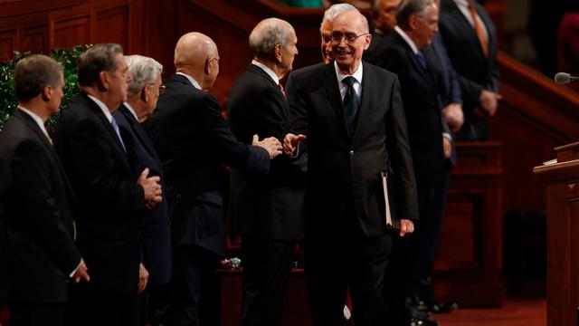 Henry B. Eyring elnök, második tanácsos az Első Elnökségben köszönti a Tizenkét Apostol Kvórumának tagjait az Általános Konferencia szombat délutáni ülése előtt, 2017. szeptember 30-án