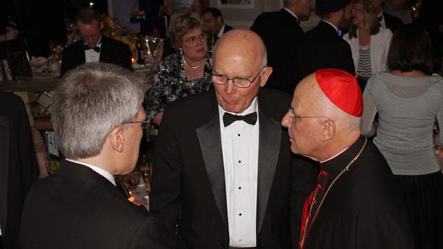 Dallin H. Oaks eldert kitüntetik a vallásszabadság támogatásáért