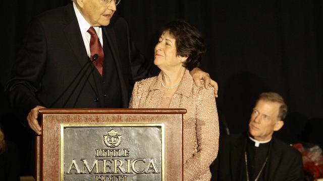 Perry elder és a felesége, Barbara, illetve John C. Wester püspök a 2014. november 6-i díjátadó ünnepségen