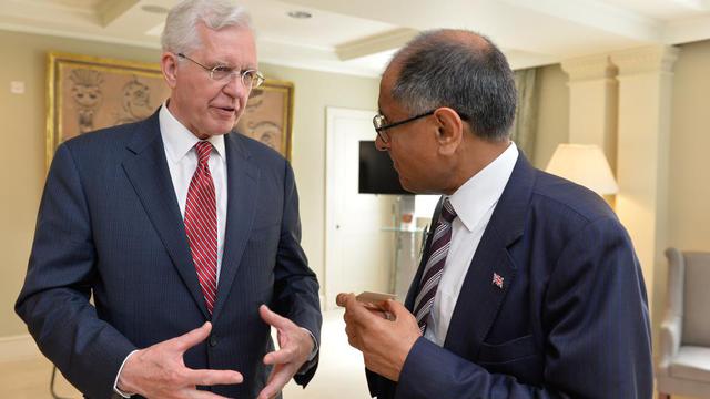 D. Todd Christofferson elder a Tizenkét Apostol Kvórumából a vallásszabadság apró részleteiről beszélget az előadás egyik résztvevőjével a Downing College-ban.