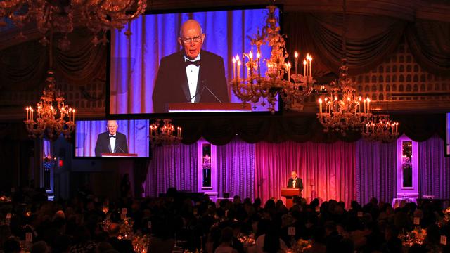 Dallin H. Oaks eldert kitüntetik a vallásszabadság támogatásáért
