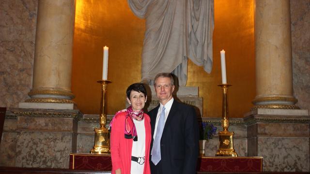 Bednar elder és felesége az eredeti Krisztus szobor előtt, a dán fővárosban lévő Miasszonyunk templománál, 2014. szeptember 6-án