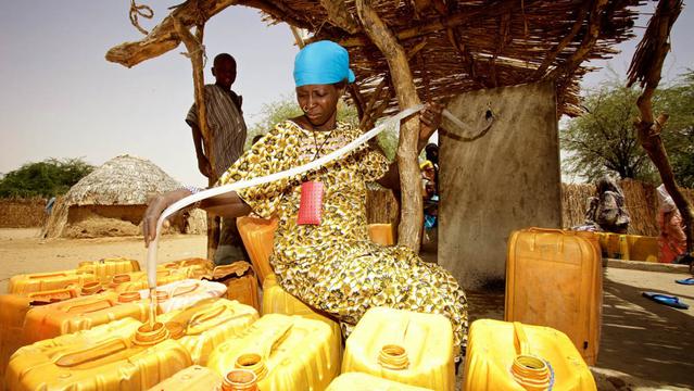 A Kelet-Niger Diffa régiójában található Nguel Kolo falu helyi asszonyai és gyermekei.  Értékes a víz a Száhel-övezetben, és az olyan befogadó közösségeknek, mint amilyet Nguel Kolo asszonyai is alkotnak, immár több mint 100,000 észak-nigériai menekülttel és kiutasítottal kell megosztaniuk forrásaikat.  A CARE szervezetnek a menekültek és befogadó közösségek támogatását megcélzó, vízellátásra és higiéniára irányuló erőfeszítései között szerepel a menekülttáborokba való vízszállítás is.