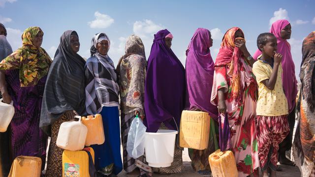 Szomáliában, a lakóhelyüket belföldön elhagyni kényszerült személyek számára létrehozott Galkayo táborban asszonyok vizes tartályokkal állnak sorban, hogy ivóvízhez juthassanak az UNICEF és ECHO által biztosított tisztavíz-tartályokból.  Szomáliában több, mint félmillió ember kényszerült elhagyni otthonát élelem- és vízszerzés reményében.