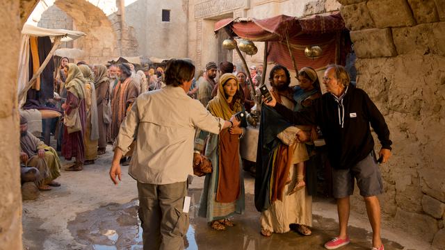 Az Újszövetség-sorozat egyházi filmes stábja az ősi Jeruzsálem díszletében szereplő színészek megvilágításán munkálkodik a Utah állambeli Goshen közelében