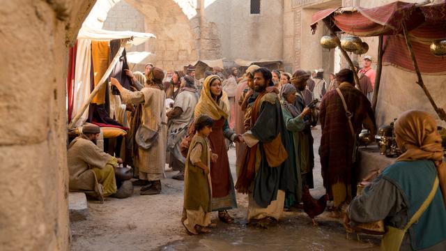 Józsefet, Máriát és a fiatal Jézust alakító színészek az egyház ősi Jeruzsálem díszletében, a Utah állambeli Goshen közelében