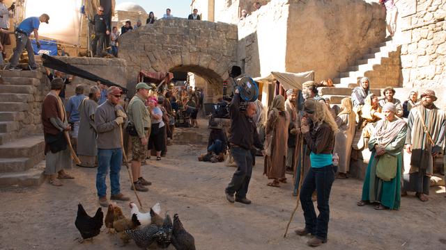 Az Újszövetség-sorozat egyházi filmes stábja az ősi Jeruzsálem díszletén dolgozik a Utah állambeli Goshen közelében