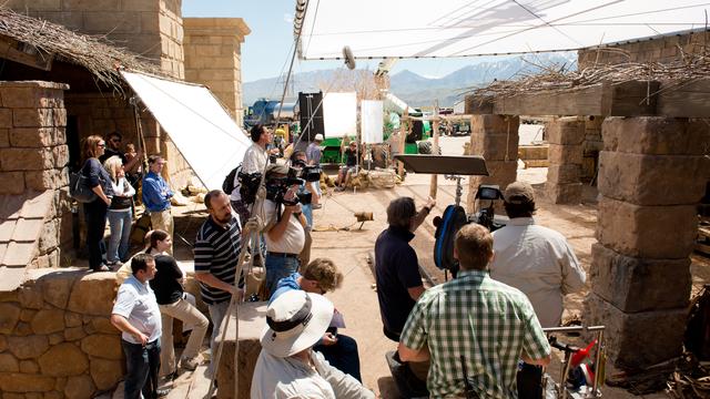 Az Újszövetség-sorozat egyházi filmes stábja az ősi Jeruzsálem díszletén dolgozik a Utah állambeli Goshen közelében