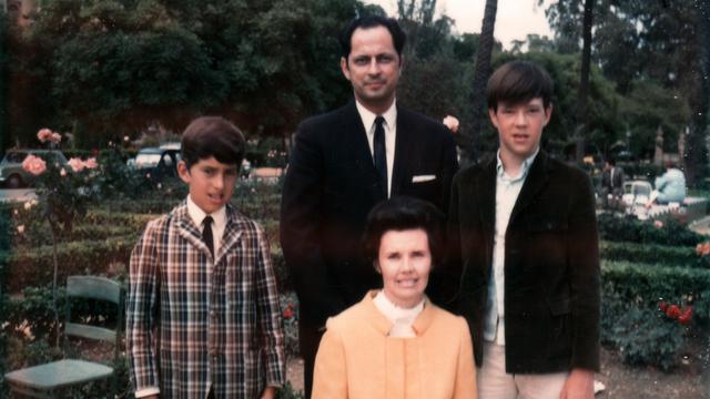 Bob és Mary Hales, fiaikkal: Stephen-nel és David-del