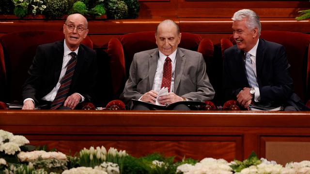 Az Első Elnökség tagjai  (balról jobbra): Henry B. Eyring, első tanácsos; Thomas S. Monson, elnök; és Dieter F. Uchtdorf második tanácsos. 