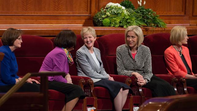 A mormon nők fontos vezető pozíciókat töltenek be az egyházi szervezetekben. Az egyik ilyen a Segítőegylet, mely nőszolgálati szervezetnek 170 országban több mint hétmillió tagja van.