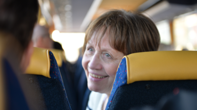 Ingrid Nilsson, az egyház egyik svéd tagja emlékszik még azokra az időkre, amikor az általános konferencia felvételét hetekkel a rendezvény után, VHS-kazettán küldték ki. Nagyon örül annak, hogy ma már valós időben nézheti a konferenciát, és úgy véli, hogy „az általános konferencia üzenetei nemcsak az egyház tagjainak szólnak, hanem az egész világnak.”