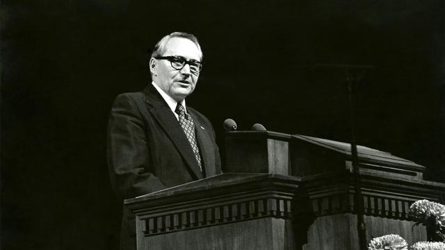 Perry elder általános konferencián beszél a Tabernákulumban
