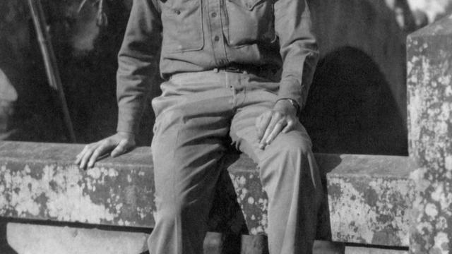 A 2. világháborúban L. Tom Perry a Csendes-óceáni térségben szolgált az egységével