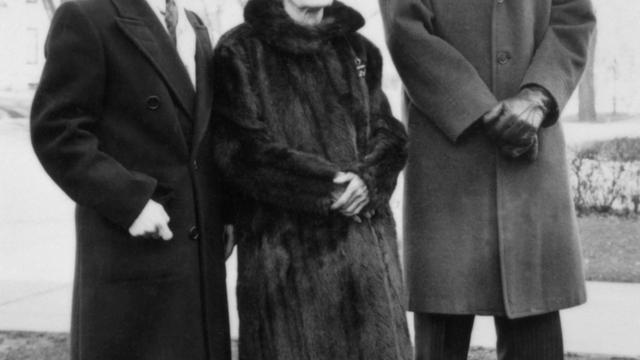 L. Tom Perry elder és a társa, Perkins elder a főbérlőjükkel fényképezkednekk a missziójuk alatt