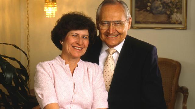 L. Tom Perry elder és felesége, Barbara Dayton, akivel 1976-ban házasodott össze