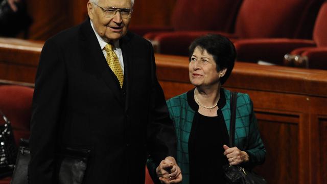 L. Tom Perry elder és felesége távoznak a 2010. októberi általános konferenciáról