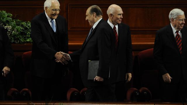 Perry elder és Monson elnök a 2010. októberi általános konferencián