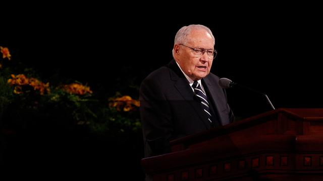 L. Tom Perry elder, a Tizenkét Apostol Kvórumának tagja beszél a 2014. áprilisi általános konferencia vasárnap délutáni ülésszakán