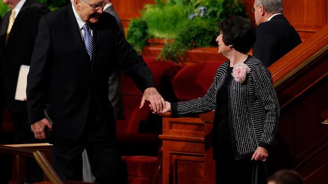 Perry apostol és felesége, Barbara, távozik a 2015. április általános konferenciáról