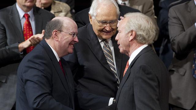 Quentin L. Cook és L. Tom Perry apostolok köszönetüket fejezik ki Joseph Lieberman szenátornak a Brigham Young Egyetemen elmondott beszédéért