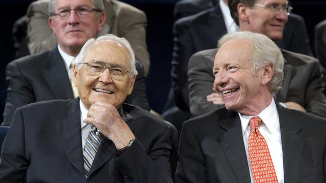 L. Tom Perry elder és Joseph Lieberman szenátor a Brigham Young Egyetemen