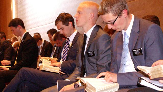 Finnországban szolgáló misszionáriusok tanulnak Bednar elderrel