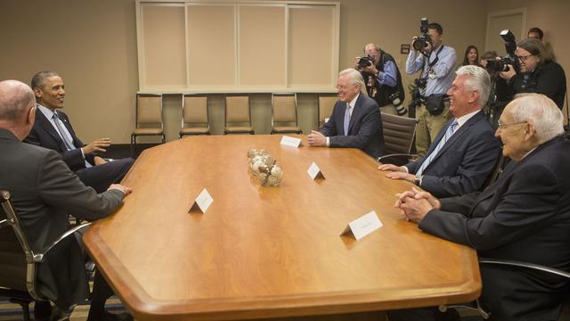 Barack Obama amerikai elnök talákozik Henry B. Eyring elnökkel, D. Todd Christofferson elderrel, Dieter F. Uchtdorf elnökkel és L. Tom Perry elderrel 2015. április 2-án a Salt Lake City-i Sheratonban