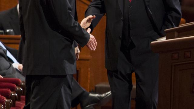 L. Tom Perry üdvözli Dallin H. Oaks és Russell M. Nelson eldereket a 2013. áprilisi általános konferencia egyik ülésszaka előtt