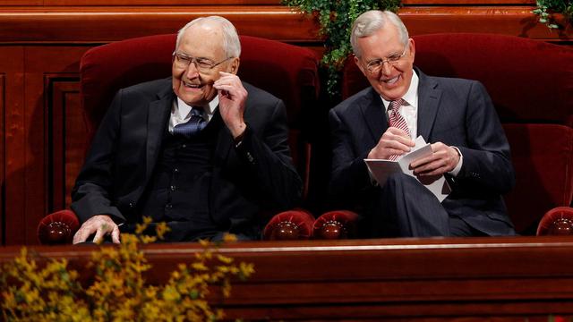 L. Tom Perry elder és D. Todd Christofferson elder, a Tizenkét Apostol Kvórumának tagjai, beszélgetnek az egyház 185. éves általános konferenciája elott, 2015. április 4-én.
