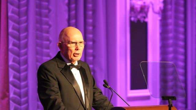 Dallin H. Oaks eldert kitüntetik a vallásszabadság támogatásáért