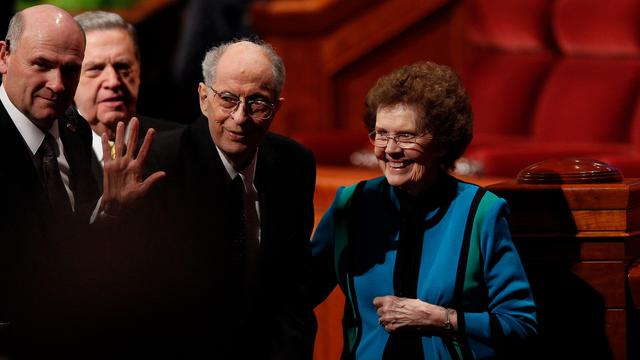 Robert D. Hales és Mary Hales elhagyják a Konferenciaközpontot az Általános Konferencia vasárnap délutáni gyűlése után 2015 áprilisában