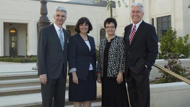 Uchtdorf elnök feleségével, Harriettel valamint Gerald Caussé elnöklő püspökkel és feleségével a franciaországi Párizs Templom nyílt napján