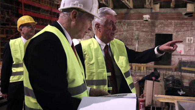Uchtdorf elnök az átépítés alatt álló németországi Frankfurt Templomban szemléli a terveket