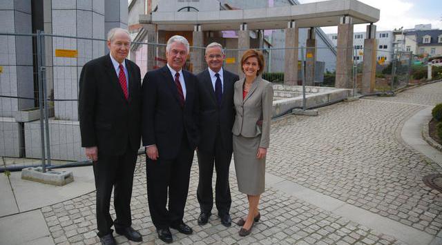 Uchtdorf elnök Kearon elderrel és nővérrel a németországi Frankfurt Templomnál