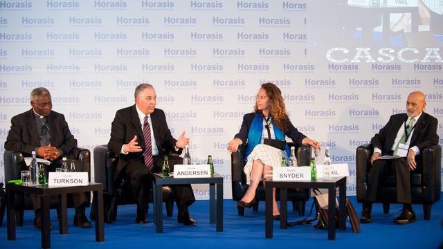 Andersen elder Turkson bíborossal, Snyder kanonokkal és Dr. Frank-Jürgen Richter-rel, a Horasis elnökével