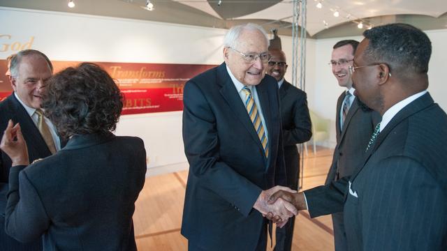 Az Utolsó Napok Szentjeinek Jézus Krisztus Egyháza vezetoi a Hetednapi Adventista Egyház Maryland állambeli központjában