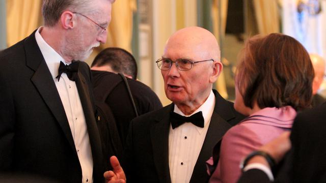 Dallin H. Oaks eldert kitüntetik a vallásszabadság támogatásáért