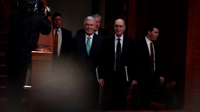 Henry B. Eyring elnök (jobbra), aki első tanácsos az Első Elnökségben, valamint Dieter F. Uchtdorf elnök (balra), aki második tanácsos az Első Elnökségben, megérkezik az általános konferencia 2017. szeptember 30-án tartott szombat délelőtti ülésére.