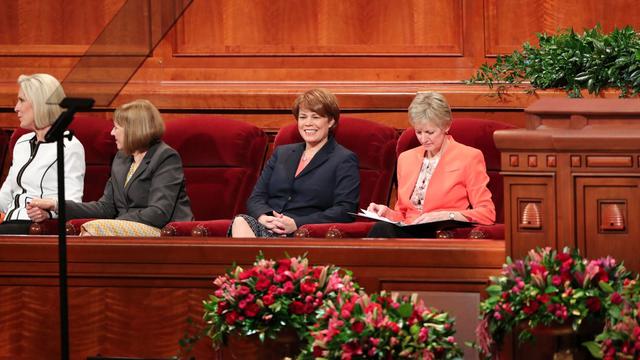 Jean B. Bingham nőtestvér, a Segítőegylet általános elnöke, valamint Sharon Eubank nőtestvér, aki második tanácsos a Segítőegylet általános elnökségében, a 2017. szeptember 27-én a Utah állambeli Salt Lake Cityben tartott általános női ülés elkezdésére készül.