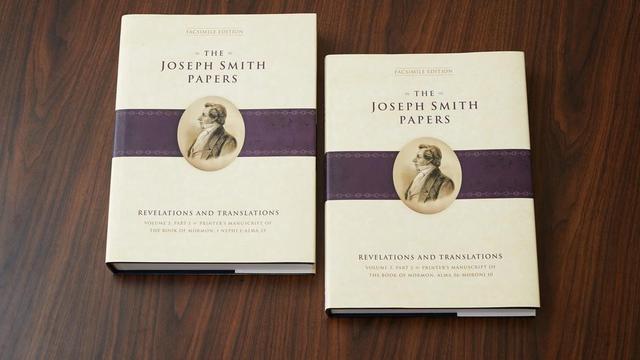 A Joseph Smith Papers harmadik kötete tartalmazza a Mormon könyve nyomdai kéziratát.  Az 1. rész az 1 Nefi 1-től Alma 35-ig terjed, a 2. rész pedig Alma 36-tól Moróni 10-ig.