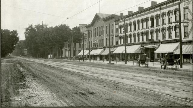 Ez a történelmi felvétel a New York állambeli Palmyrában található Grandin épületet ábrázolja, ahol a Mormon könyve 1830-as kiadását nyomtatták.