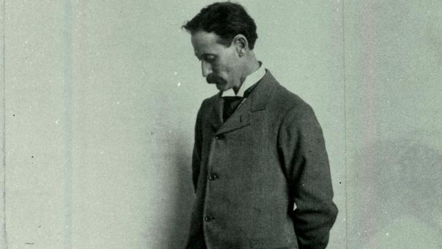 George Schweich, az első egyháztagok egyikének, David Whitmernek az unokája a Mormon könyve nyomdai kézirata mellett áll.  Schweich a nagyapjától örökölte a kéziratot, majd 1903-ban eladta azt a Reorganized Church of Jesus Christ of Latter Day Saints (mai nevén Krisztus Közössége) részére.  Az Utolsó Napok Szentjeinek Jézus Krisztus Egyháza 2017. szeptember 18-án vásárolta meg a kéziratot.